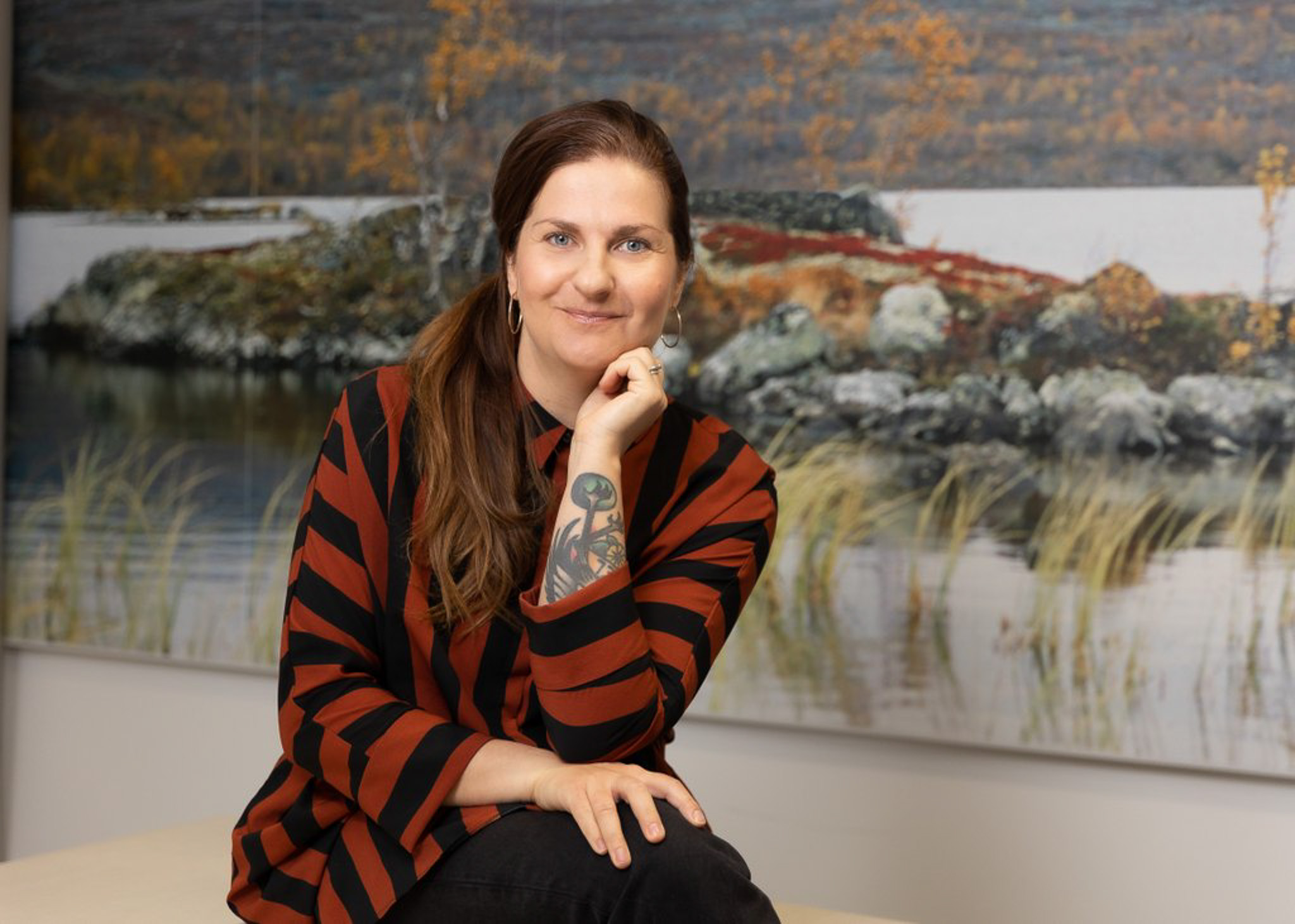 Parempi työelämä! -koordinaatiohankkeen Tiina Lindström, hankekoordinaattori, poseeraa ammattimaisesti työympäristössään. Yhteystiedot: tiina.lindstrom@ely-keskus.fi, 050 350 8952