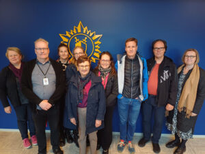 Islannin poliisiin tutustumassa: Takana Mirja Hannula, Tiina Lindström, Tiina Lintunen, Kirsi Salla, Antti Närhinen, Juha Antila, Päivi Hämäläinen. Edessä Satu Huikuri sekä Gunnar Rúnar Sveinbjörnsson Reykjavík Metropolitan Police