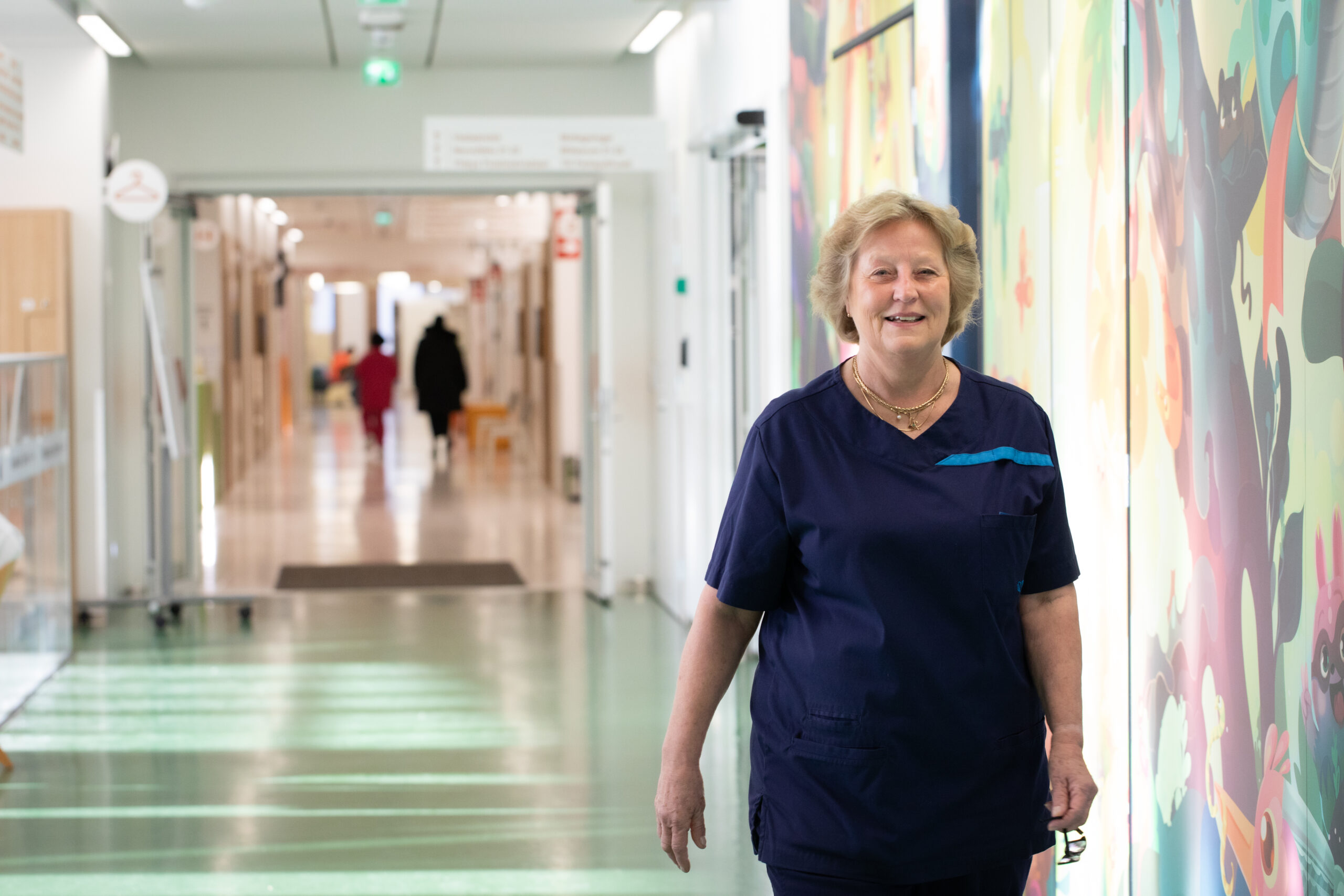 kuvassa hoitaja käytävällä kävelemässä