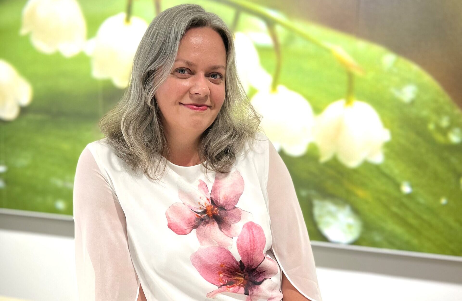 Anna saarela-Korhonen poseeraa valokuvassa.