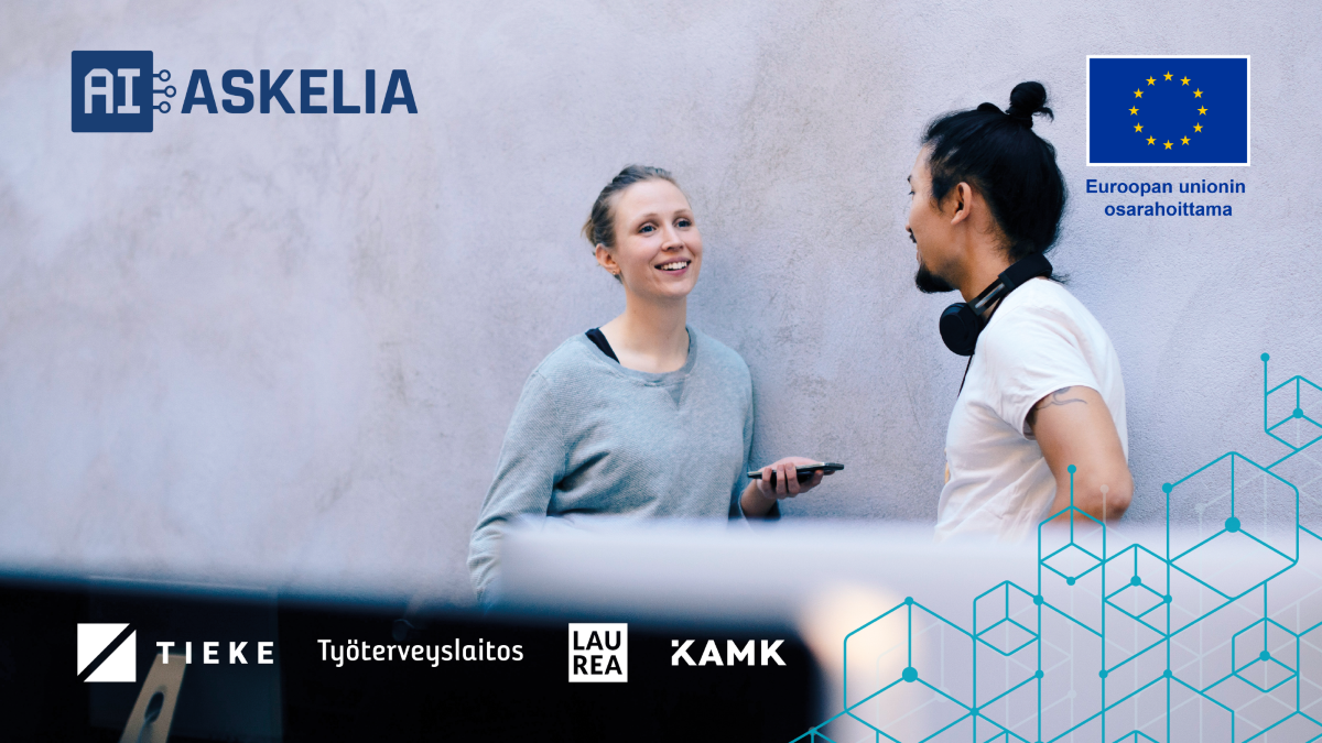 Kuvassa nainen ja mies keskustelevat. Nainen on puhelin kädessä kasvot miestä kohden. Mies on myös kasvot naista kohden ja hänellä on kuulokkeet kaulallaan. Molemmat henkilöt nojaavat harmaaseen seinään.