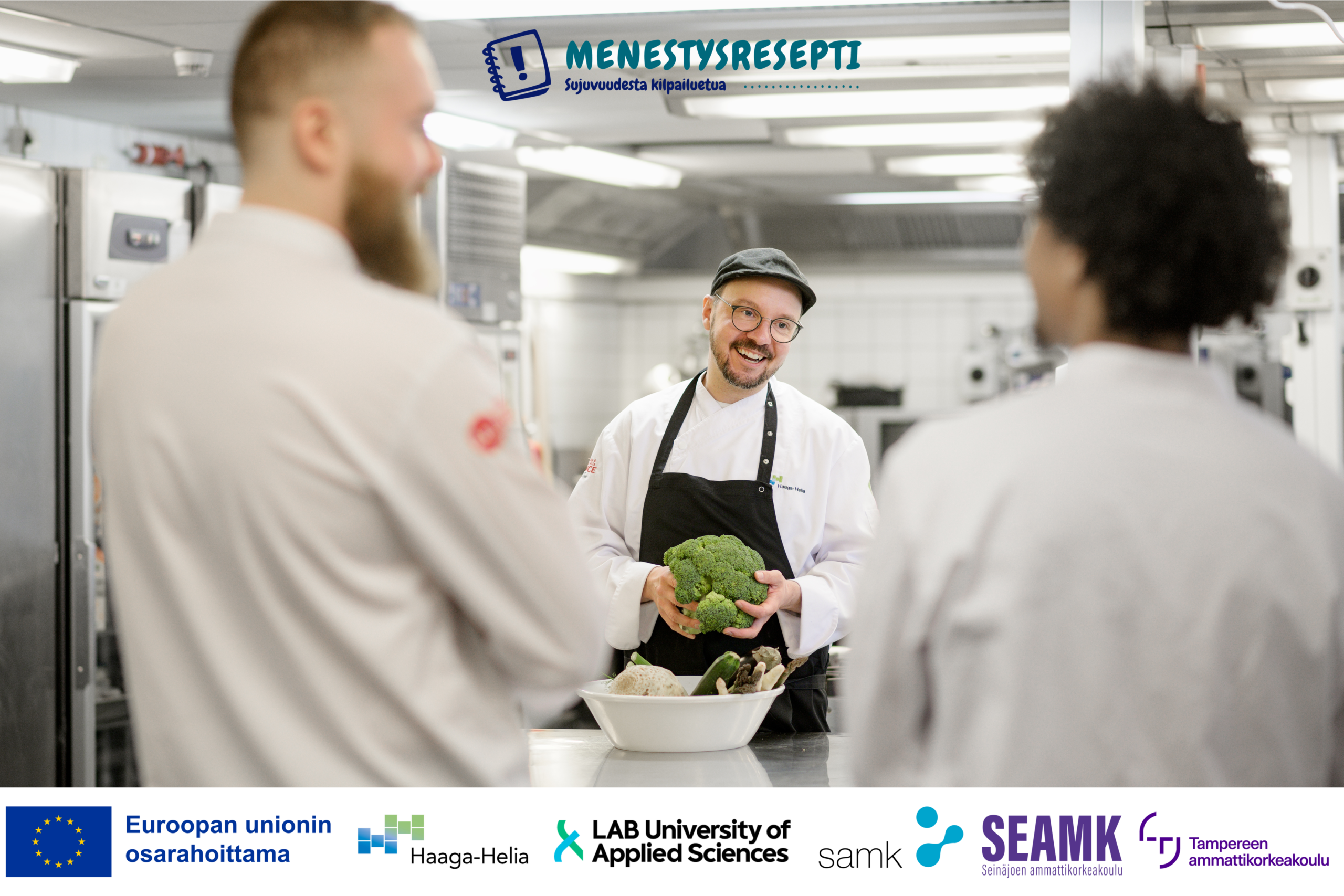 Kuvassa kolme ravintola-alan työntekijää keskustelemassa iloisesti.