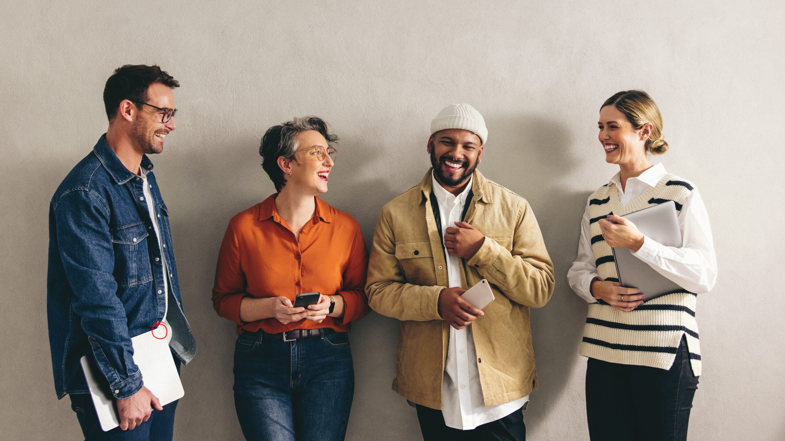 Kuvassa neljä nauravaa ihmistä.