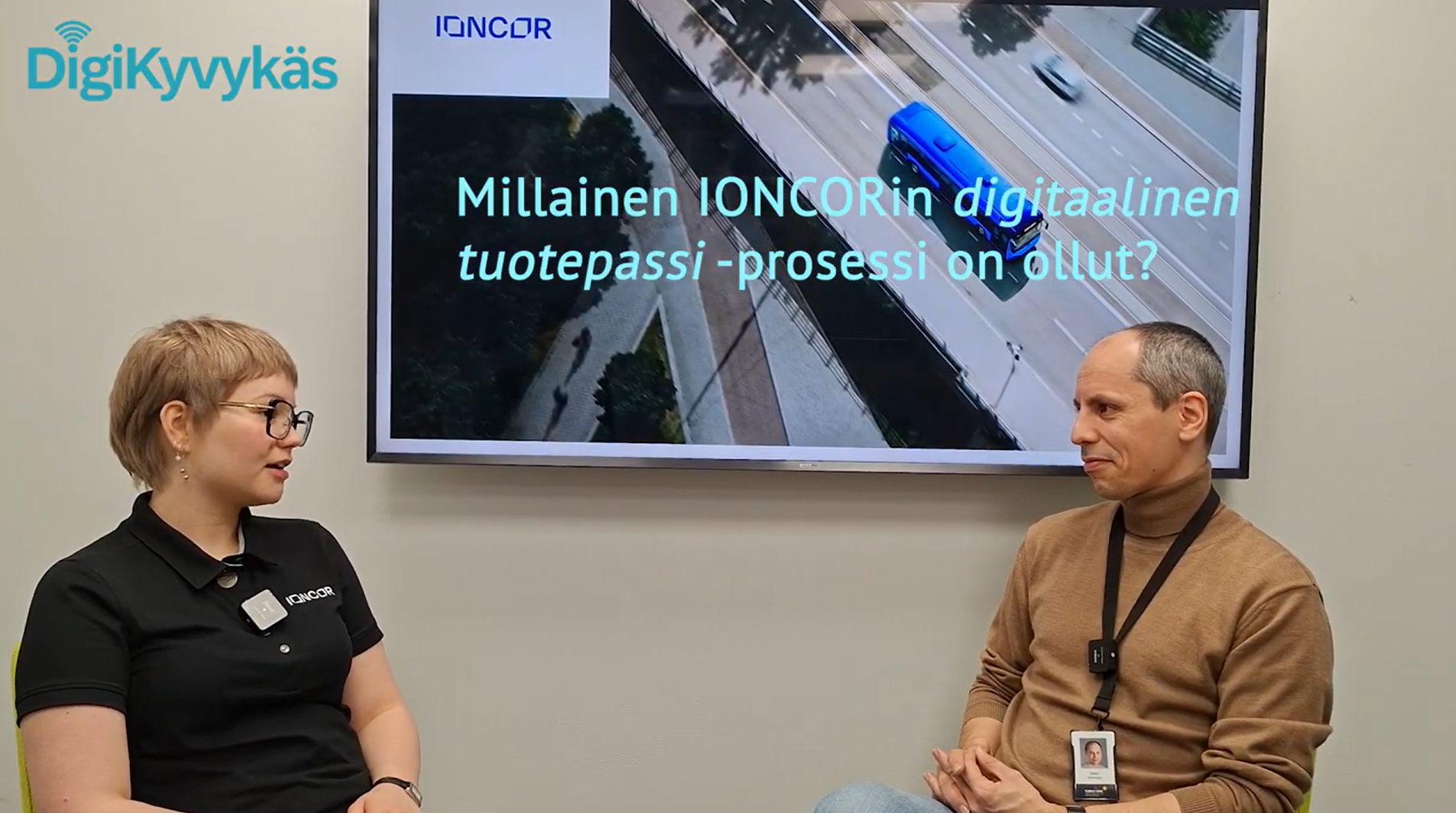 Kuvituskuvassa mies ja nainen istuvat vastakkain ja käyvät keskustelua.